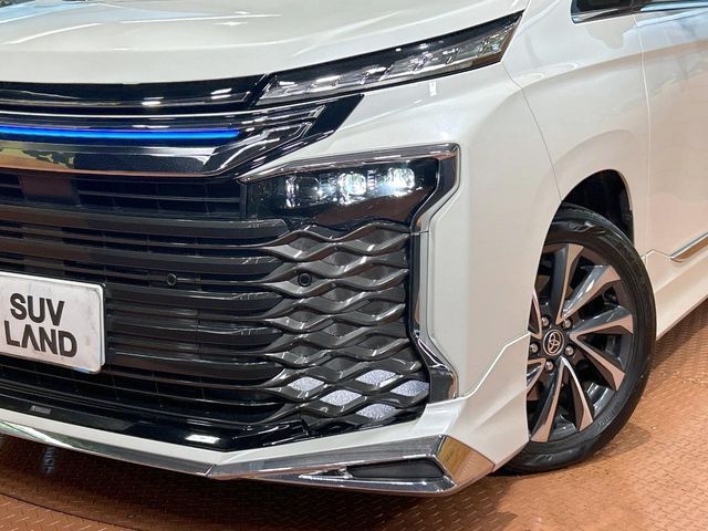 TOYOTA VOXY HYBRID 2023