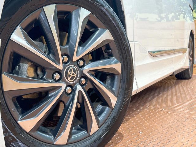 TOYOTA VOXY HYBRID 2023