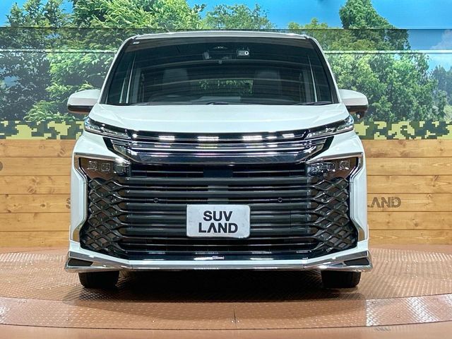 TOYOTA VOXY HYBRID 2023