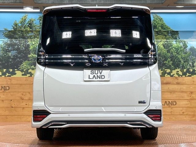 TOYOTA VOXY HYBRID 2023