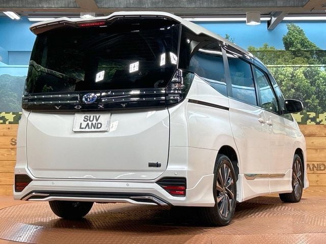 TOYOTA VOXY HYBRID 2023
