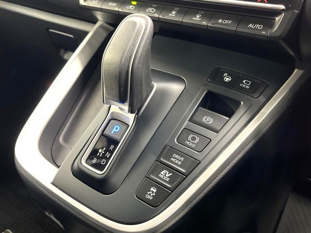 TOYOTA VOXY HYBRID 2022