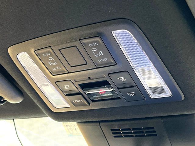 TOYOTA VOXY HYBRID 2022