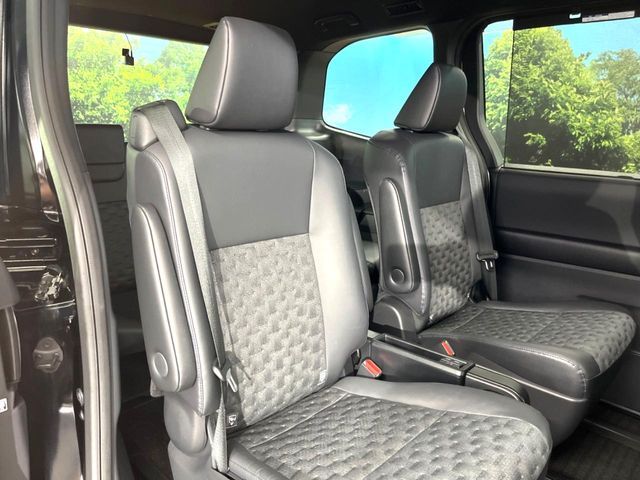 TOYOTA VOXY HYBRID 2022