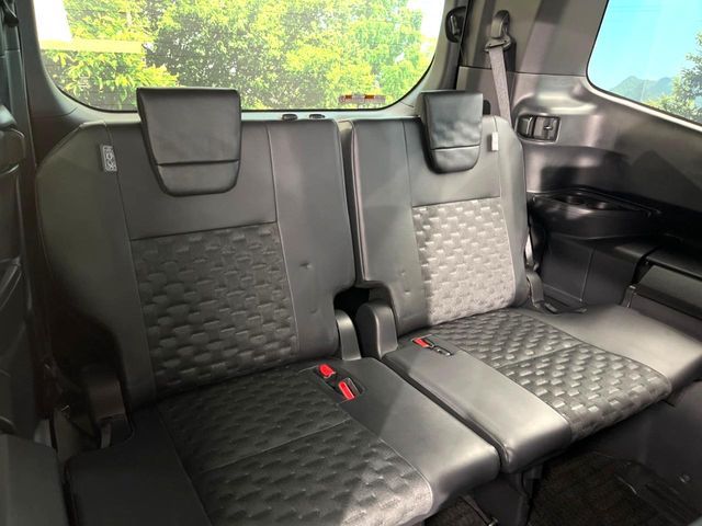 TOYOTA VOXY HYBRID 2022