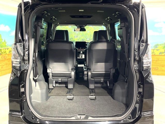 TOYOTA VOXY HYBRID 2022