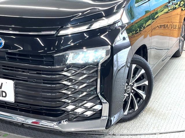 TOYOTA VOXY HYBRID 2022