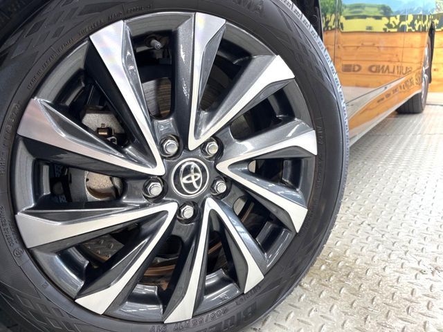 TOYOTA VOXY HYBRID 2022