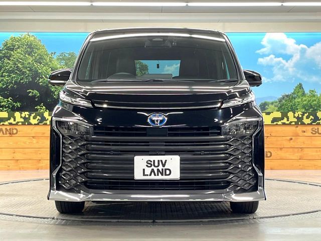 TOYOTA VOXY HYBRID 2022