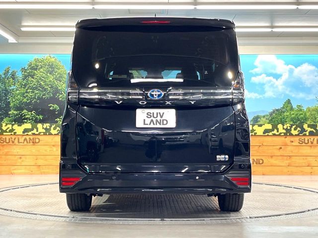 TOYOTA VOXY HYBRID 2022