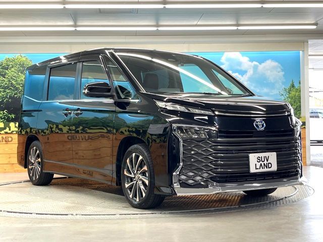 TOYOTA VOXY HYBRID 2022