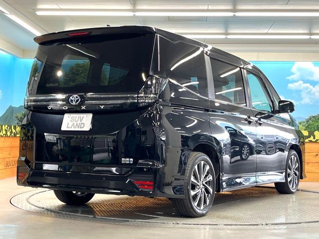 TOYOTA VOXY HYBRID 2022