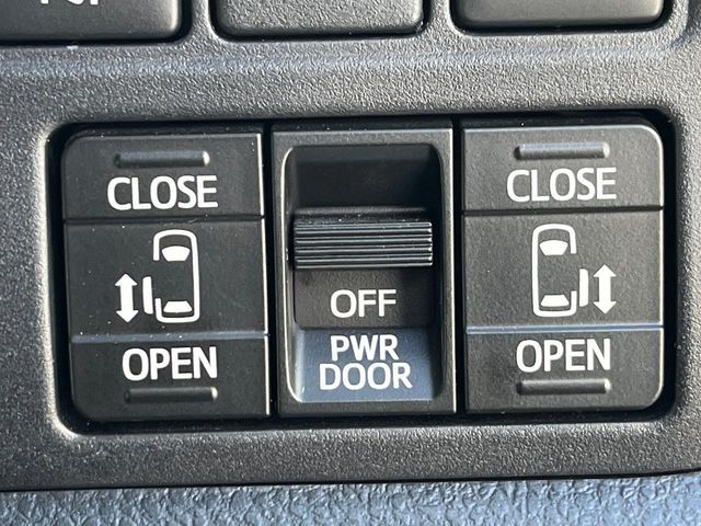 TOYOTA VOXY HYBRID 2018