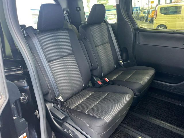 TOYOTA VOXY HYBRID 2018