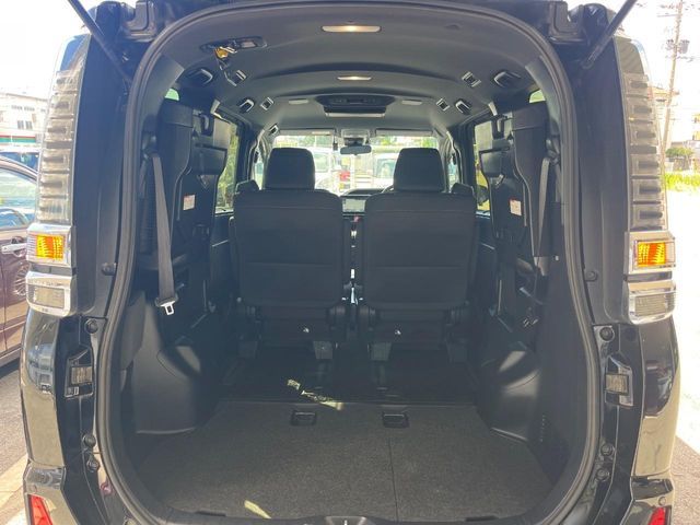 TOYOTA VOXY HYBRID 2018