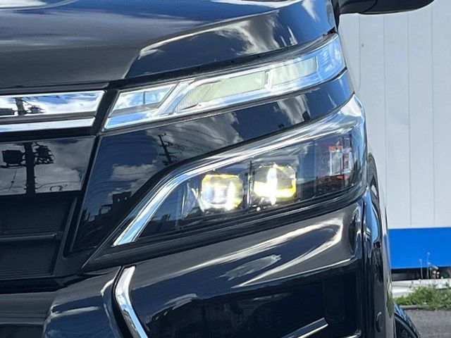 TOYOTA VOXY HYBRID 2018