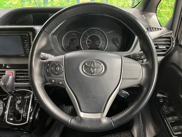 TOYOTA VOXY 2017