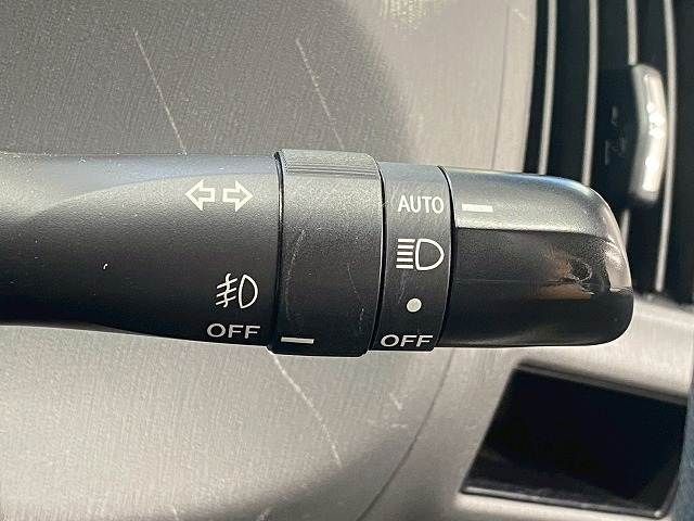 TOYOTA PRIUS Alpha 2012