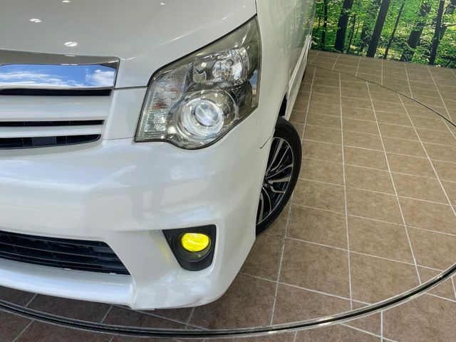 TOYOTA NOAH 2012