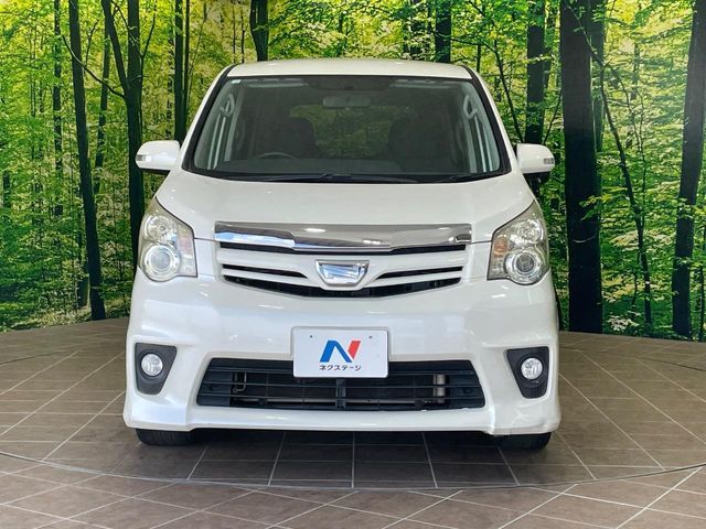 TOYOTA NOAH 2012