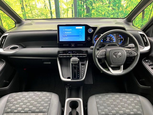 TOYOTA VOXY HYBRID 2022