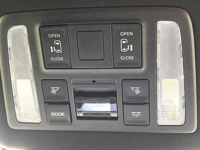 TOYOTA VOXY HYBRID 2022