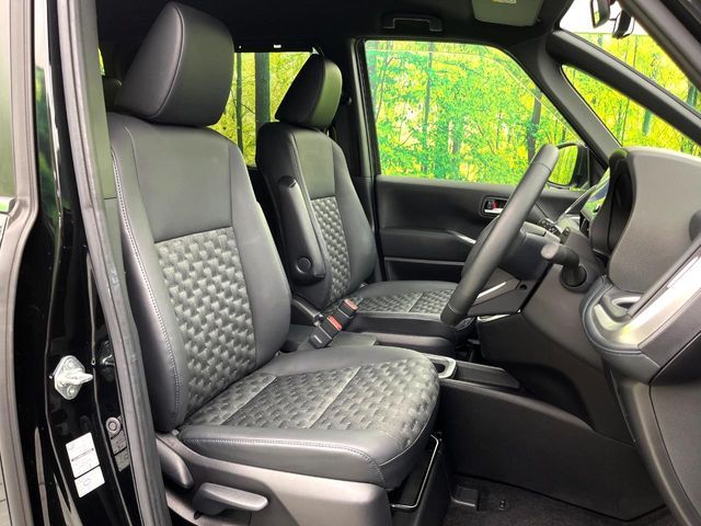 TOYOTA VOXY HYBRID 2022