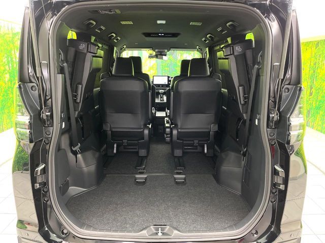 TOYOTA VOXY HYBRID 2022