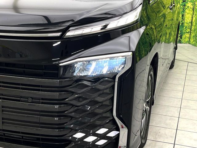 TOYOTA VOXY HYBRID 2022