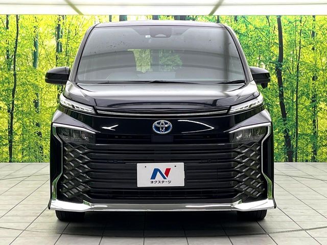TOYOTA VOXY HYBRID 2022