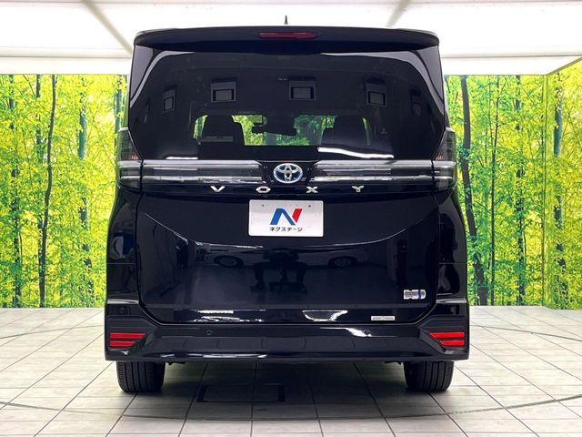 TOYOTA VOXY HYBRID 2022
