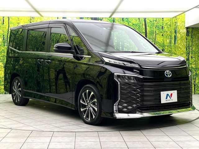 TOYOTA VOXY HYBRID 2022