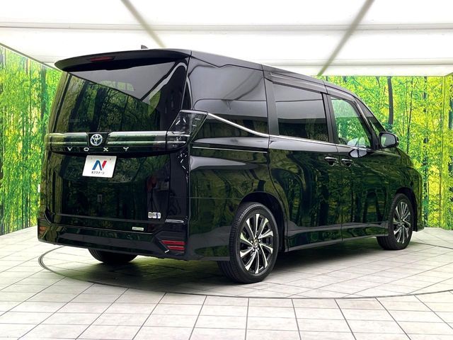 TOYOTA VOXY HYBRID 2022
