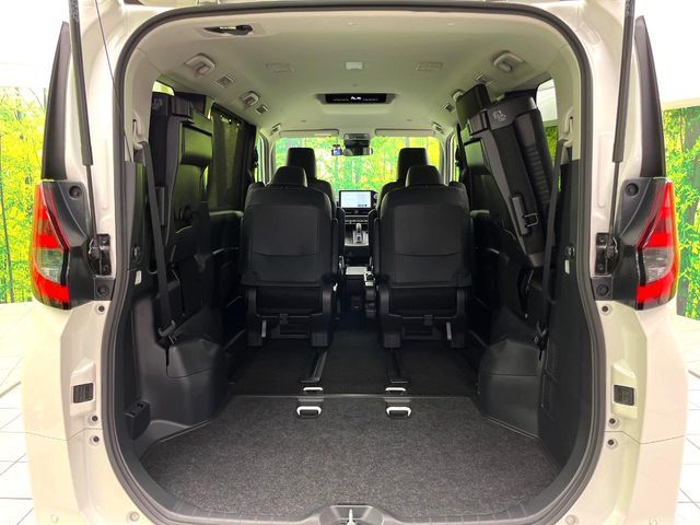 TOYOTA NOAH HYBRID 2022