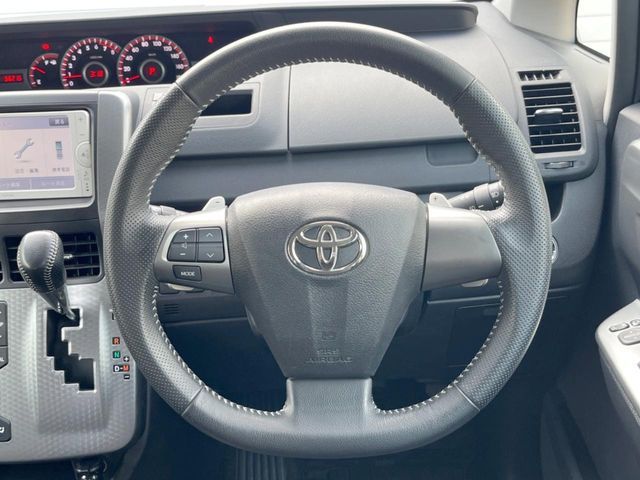 TOYOTA VOXY 2013