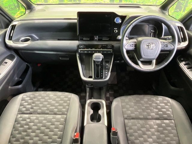 TOYOTA VOXY HYBRID 2022