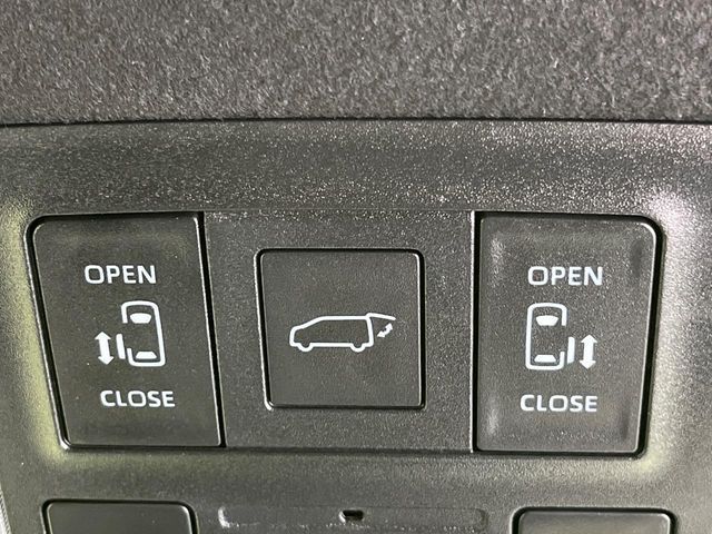 TOYOTA VOXY HYBRID 2022