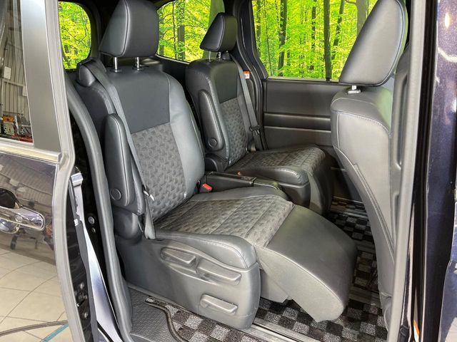 TOYOTA VOXY HYBRID 2022