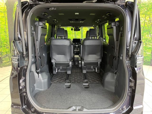 TOYOTA VOXY HYBRID 2022