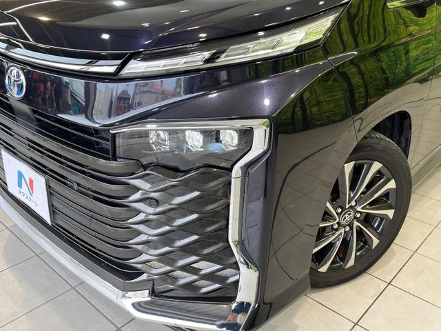 TOYOTA VOXY HYBRID 2022