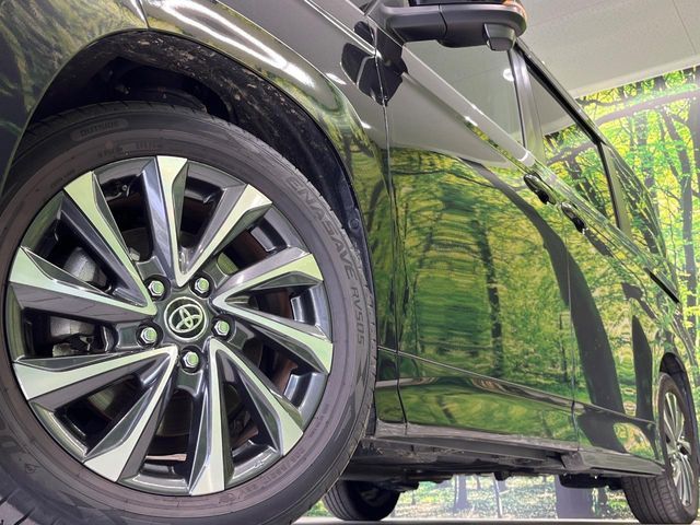 TOYOTA VOXY HYBRID 2022