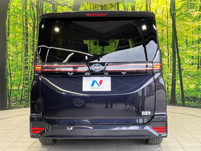 TOYOTA VOXY HYBRID 2022