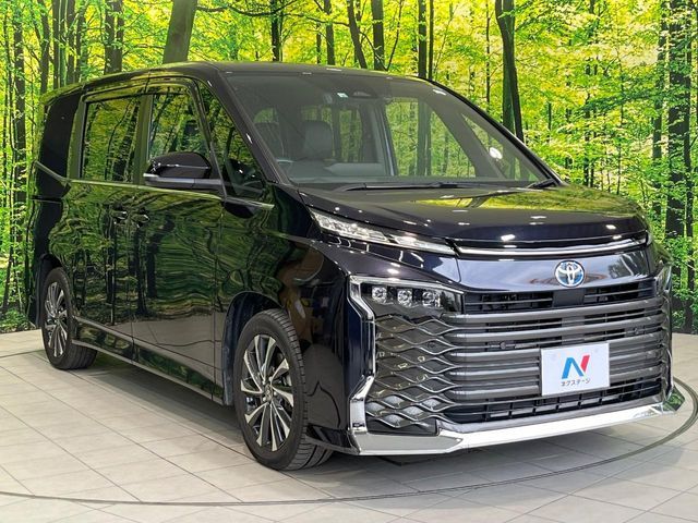 TOYOTA VOXY HYBRID 2022