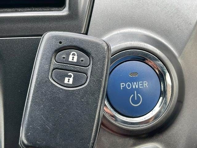 TOYOTA PRIUS Alpha 2014