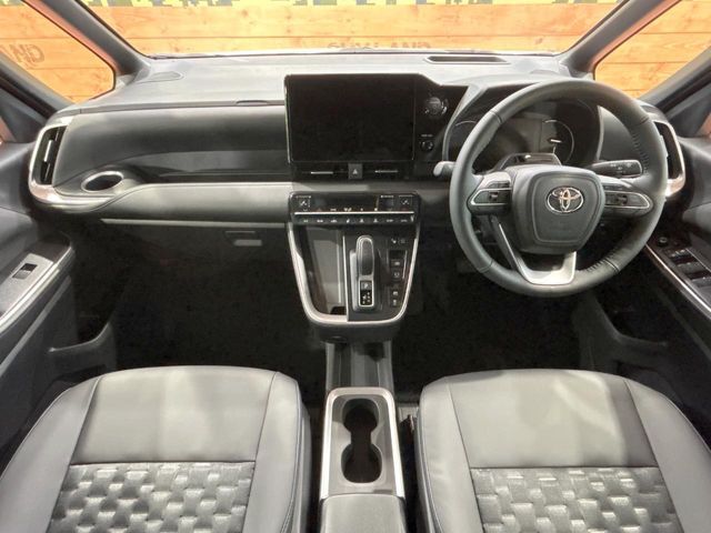 TOYOTA VOXY HYBRID 2025