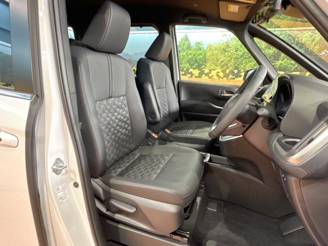 TOYOTA VOXY HYBRID 2025