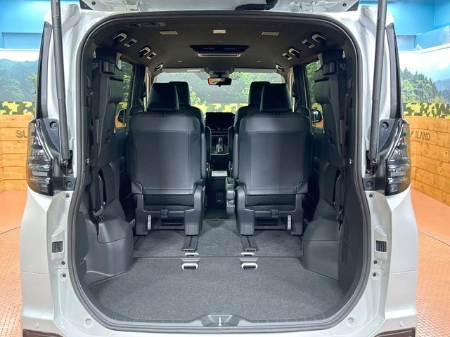 TOYOTA VOXY HYBRID 2025