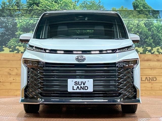 TOYOTA VOXY HYBRID 2025