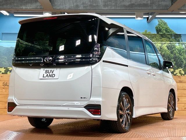 TOYOTA VOXY HYBRID 2025