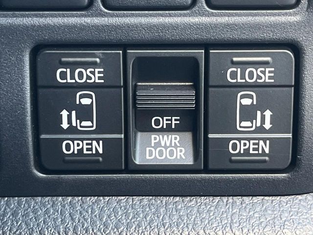 TOYOTA VOXY HYBRID 2019